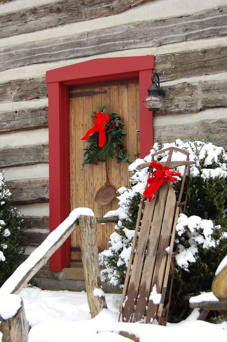 Χριστουγεννιάτικη διακόσμηση πόρτας σε ρουστίκ ύφος