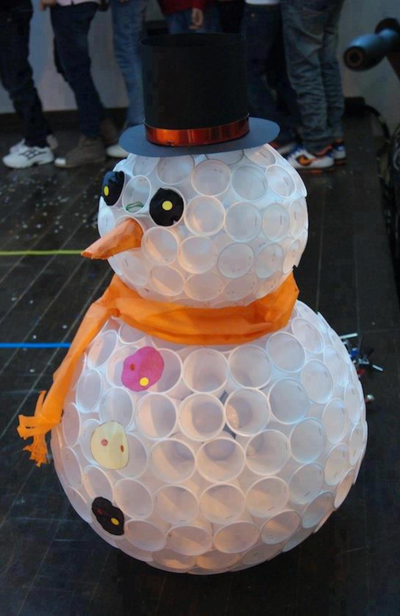 Χιονάνθρωπος από πλαστικά κύπελλα