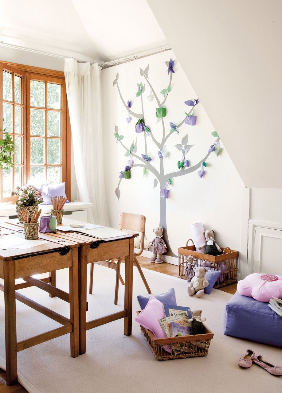 Παιδικό δωμάτιο για ένα κορίτσι με ένα δέντρο στον τοίχο