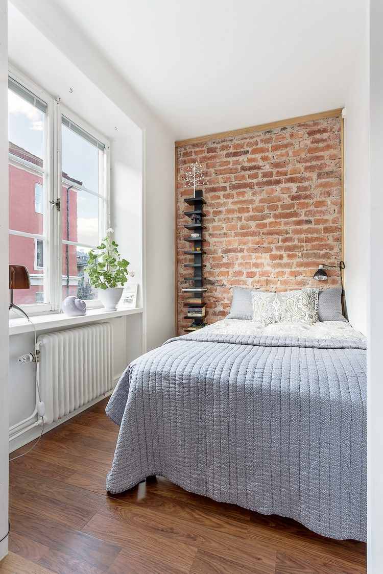 Μικρό υπνοδωμάτιο με τοίχο από τούβλα