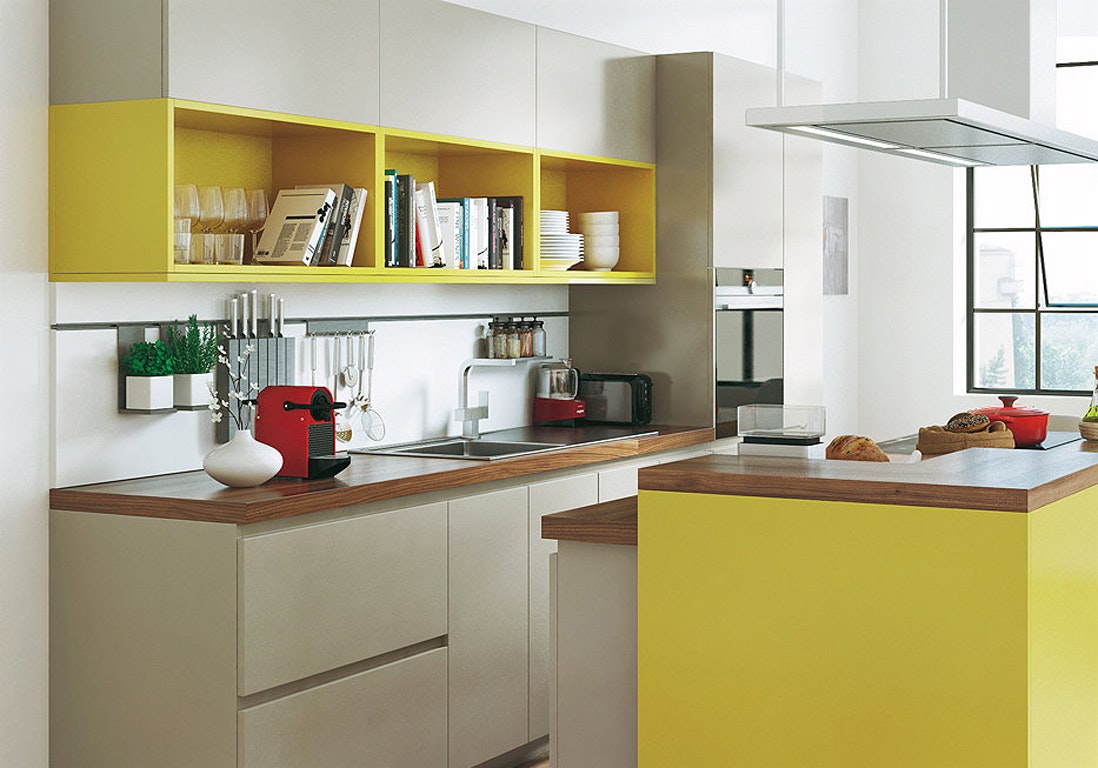 Design av et lite gult kjøkken