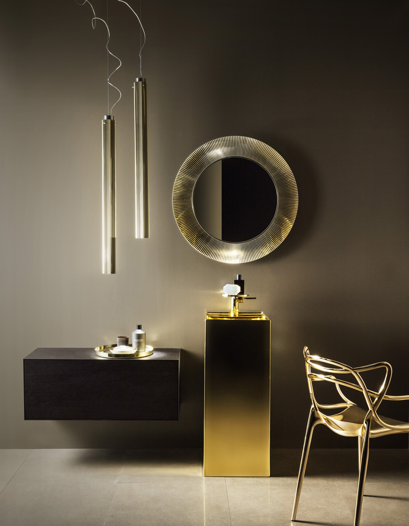Καθρέπτης μπάνιου με χρυσή καρέ