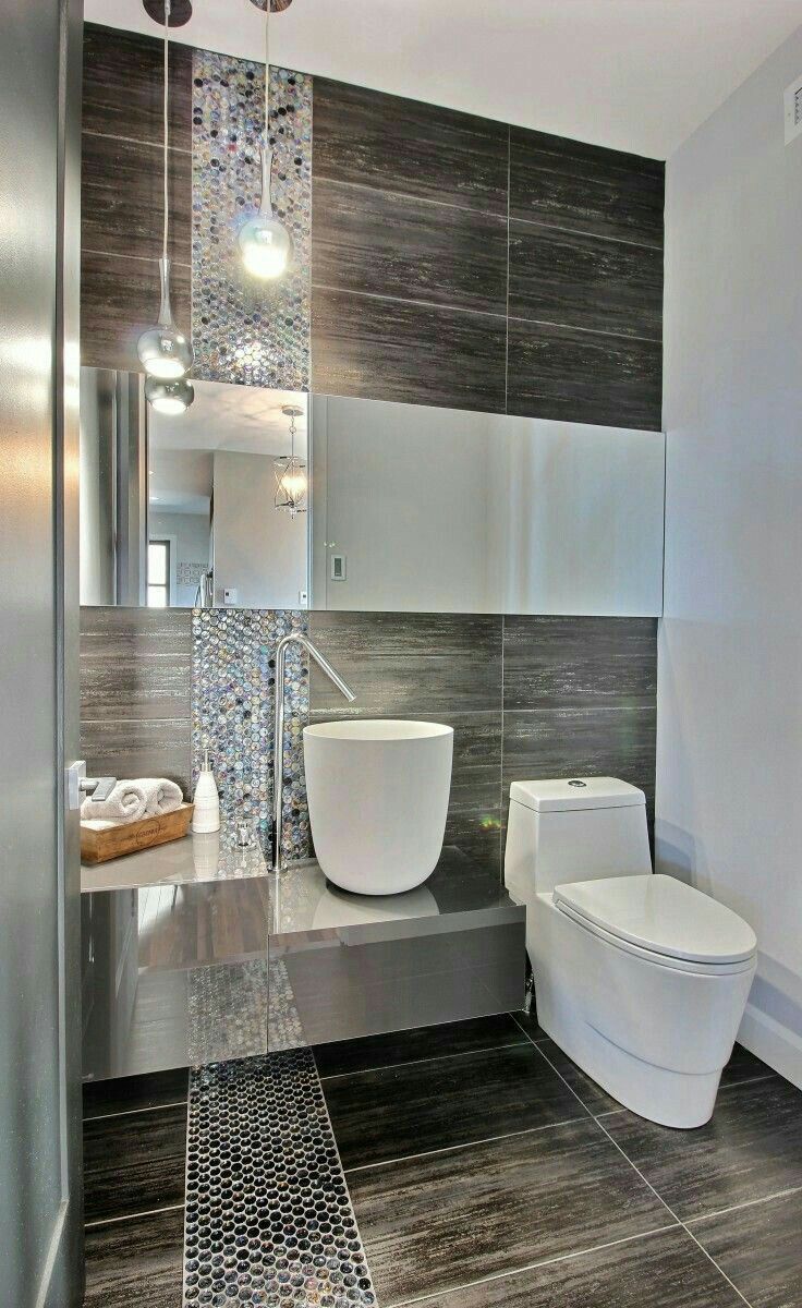 Μοντέρνο μπάνιο με πλακάκια καθρέφτη