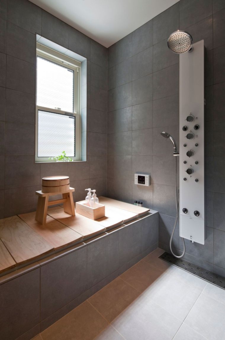 Ιαπωνικό εσωτερικό μπάνιο γκρι