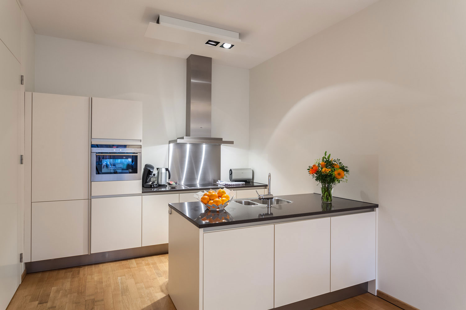 Omdesign av kjøkkenet i stil med minimalisme