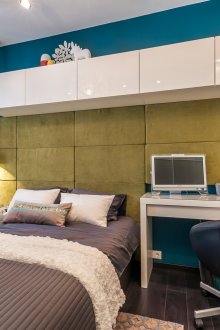 Bir çalışma alanı ile modern parlak yatak odası