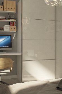 Yatak odasında masanın üstünde raflar ile küçük çalışma alanı