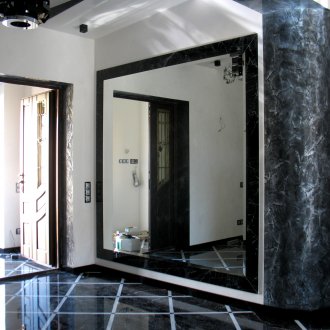 Cermin besar di lorong