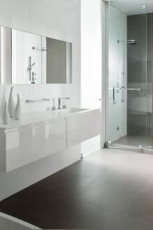 Beyaz ve gri şık minimalist banyo