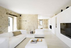 Mursteinvegger i det indre av huset i stil med minimalisme