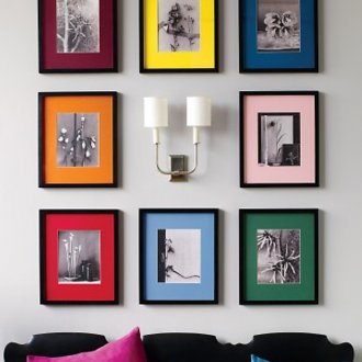 Fotografías en blanco y negro en marcos brillantes en el interior