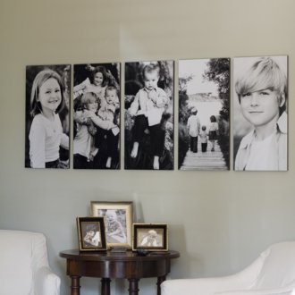 Fotos familiares en la pared y la mesa