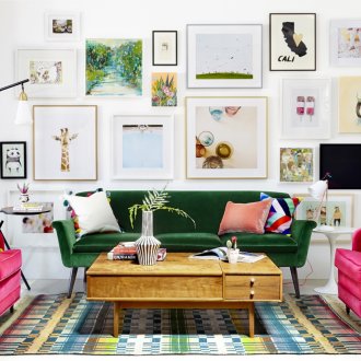 La opción de decorar la pared con fotos e imágenes.