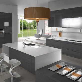 Cocina minimalista gris y blanca con detalles en naranja.