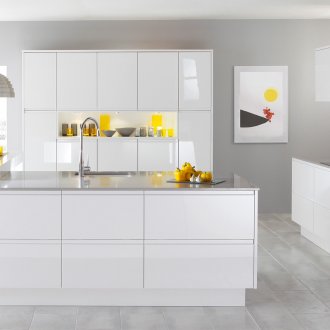 Cocina escandinava minimalista con acentos amarillos.