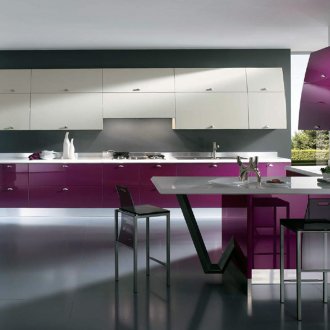 Colores fucsia, blanco y gris en el interior de la cocina al estilo minimalista.