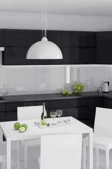 Elegante cocina minimalista en blanco y negro.
