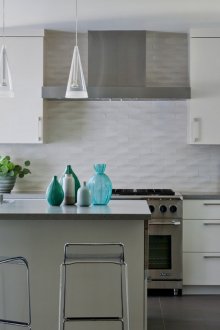 Cocina minimalista blanca con detalles en azul.
