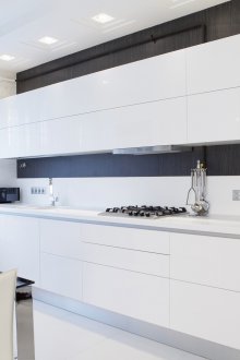 Cocina minimalista en blanco y negro brillante