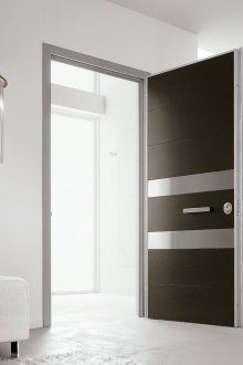 Daireye siyah ve gümüş giriş kapısı