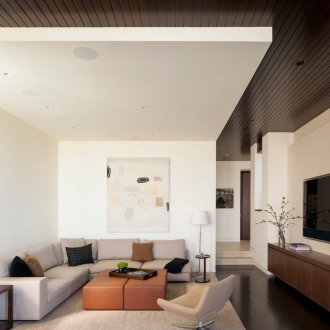 Cores bege, preto e branco na sala de estar ao estilo do minimalismo.