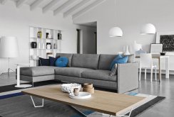 Krásna svetlá obývacia izba v štýle minimalizmu.