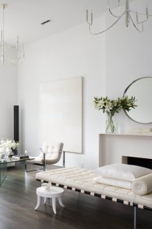 Interior branco minimalista acolhedor
