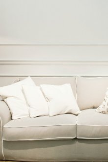 Neoklasik tarzda modern aydınlık oturma odası