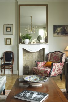 Mirror and well-chosen decor for the living room with a French-style fireplace