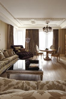 Sala de estar branca e marrom estilo clássico