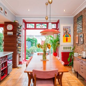 Interno cucina in stile kitsch marrone-rosso