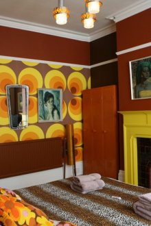 Camera da letto con camino kitsch