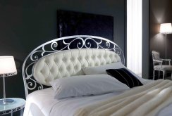 Όμορφο κρεβάτι από σφυρήλατο σίδερο στο υπνοδωμάτιο