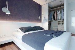 Moderni sininen ja valkoinen makuuhuone