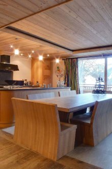Cuisine simple dans une maison chalet