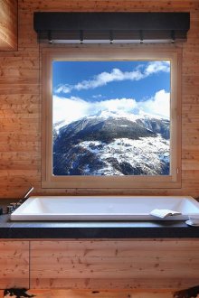 Salle de bain style chalet avec vue