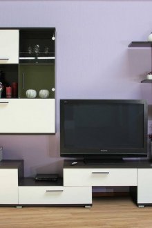 Scivolo bianco e nero all'interno del soggiorno