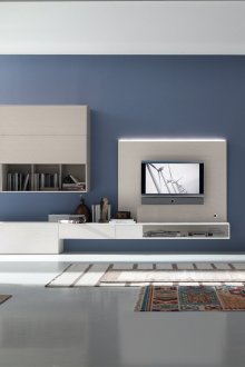 Parete moderna bianca e crema nel salone