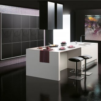 Techo negro en la cocina con una isla al estilo constructivista.