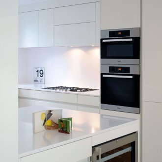 Cocina blanca al estilo del constructivismo.