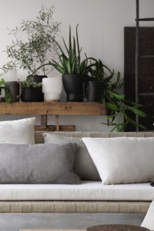 Ruang tamu gaya-e dengan sofa kayu