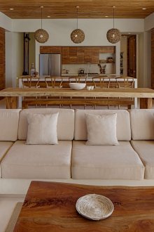 Ruang tamu dengan kayu trim dan sofa beige