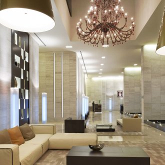 Grand salon de style moderne italien.