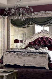 Chambre aux couleurs beige et bordeaux.