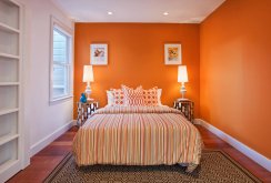 Πορτοκαλί και λευκό υπνοδωμάτιο