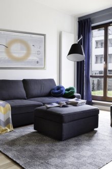 Cores azul, preto, branco e marrom em uma acolhedora sala de estar