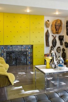 Cores amarelas, brancas e pretas na sala de estar com lareira