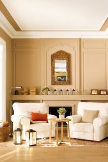 Cores bege, marrons e brancas no interior da sala de estar.