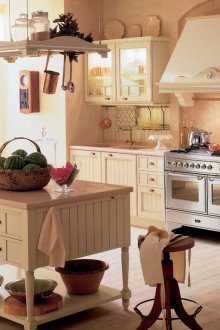 Creamy country-style kitchen furniture