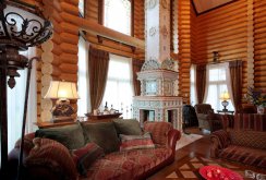 غرفة معيشة على الطراز الروسي مع مدفأة مزينة